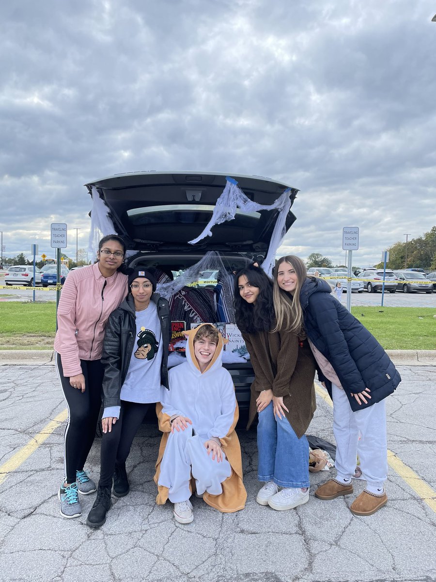 Great turnout this evening for <a href="/TroyStugo/">Troy High StuGo</a> Trunk or Treat #gocolts