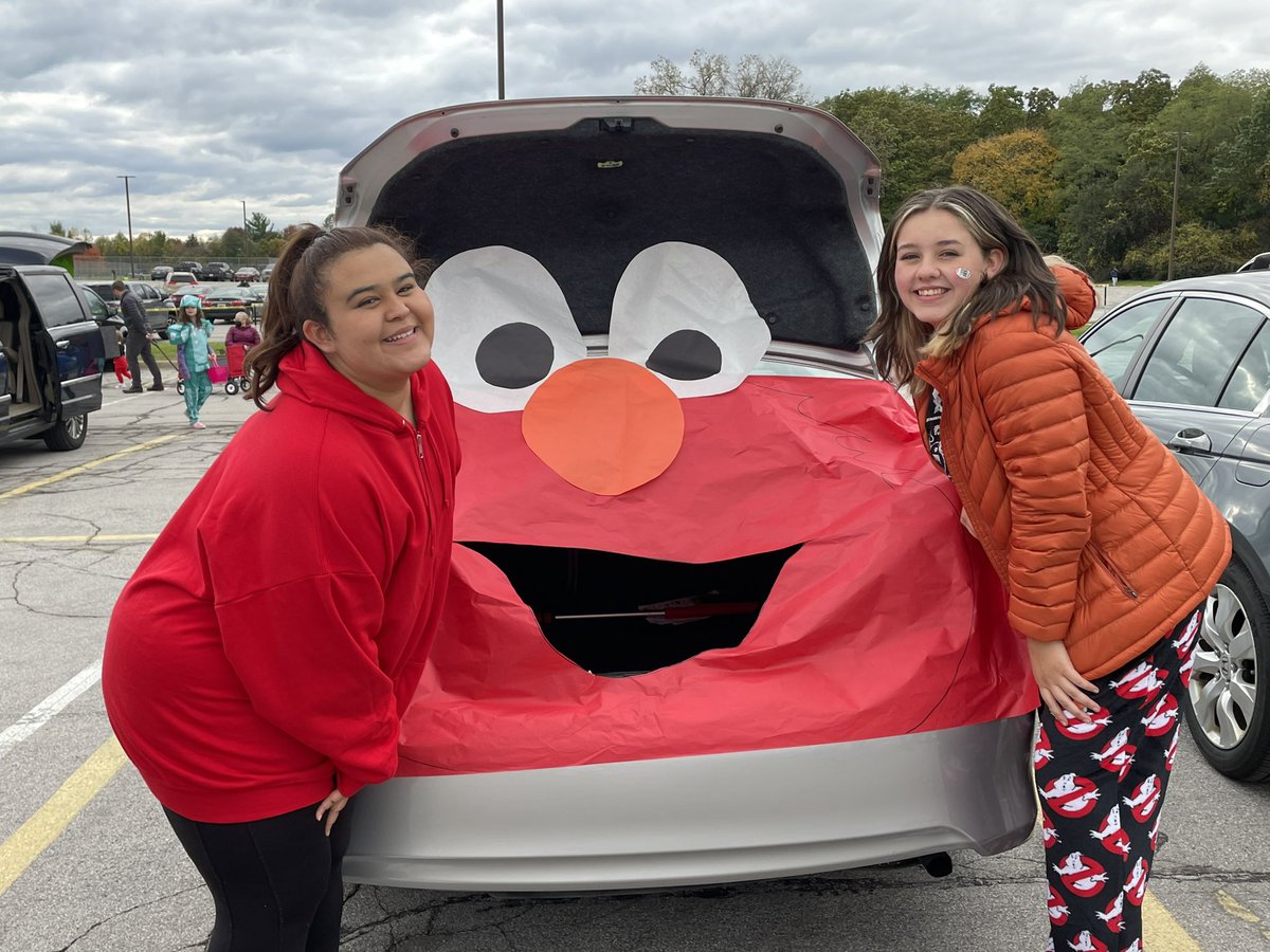 troy_colts's tweet photo. Great turnout this evening for @TroyStugo Trunk or Treat #gocolts https://t.co/Lh5V1lF0wk