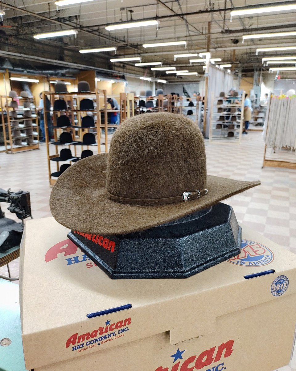 AmericanHatCo's tweet photo. The Grizzly is making a comeback!

This Open Crown 20x Chocolate Grizzly is ready to be shaped to your liking, so make sure to find it at a retailer near you! 

Click the link in our bio to use our store locator! https://t.co/8CGwHFRLic