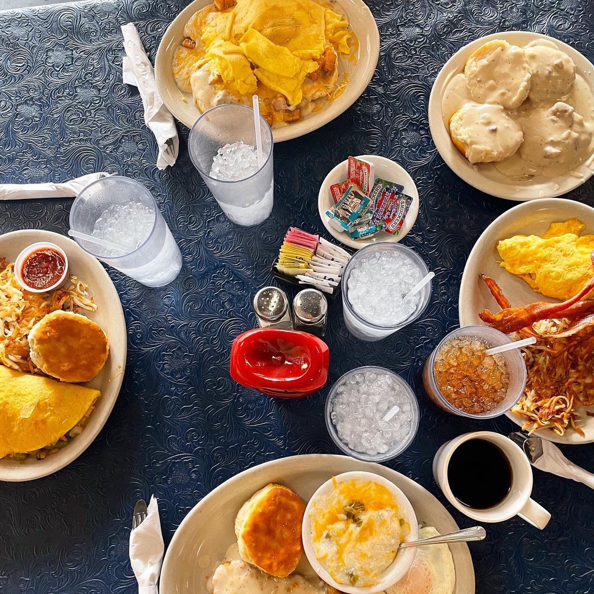 AspiroAgency's tweet photo. We ❤️ our quarterly team building events. 

Enjoyed a crisp and cool morning of cleaning up our @kdbdenton #AdoptaSpot section near #NorthLakesPark. 🌳 

Ate a delicious team breakfast at the local #Dentonsquare cafe, @CartwrightsTX, just walking distance from the office. 😋 https://t.co/MoO0ATGEG4