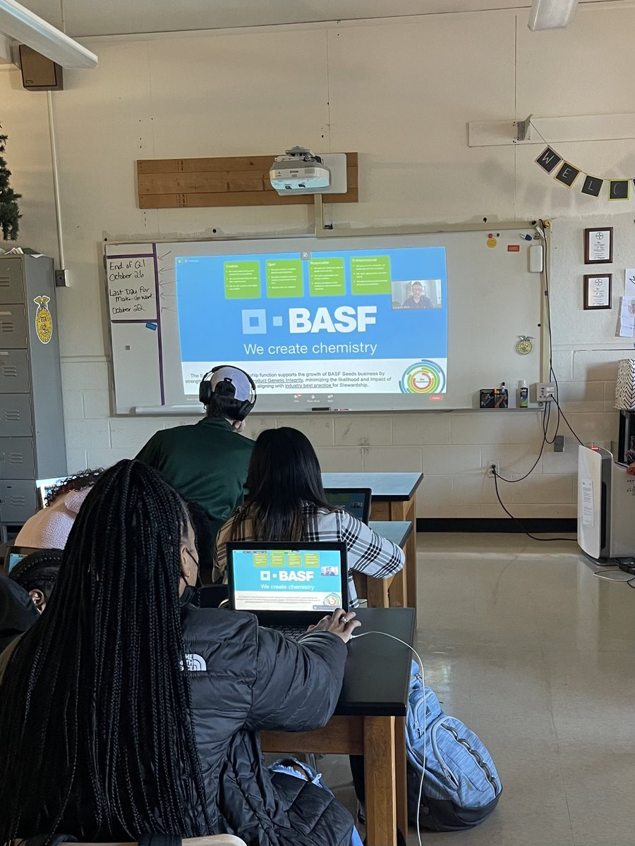 AgSommerfeld's tweet photo. A week in the life of an Ag teacher! The NC State Fair, pumpkin carving, career conversations, and small animal hangouts! I really do teach the best curriculum! #ncffa #ncffa #ncagriculture #dpscte https://t.co/HhBAtiIEWL