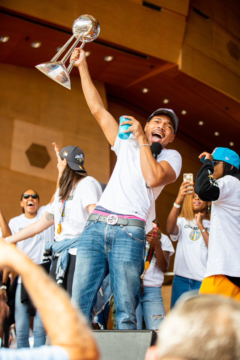 viewsbyaub's tweet photo. Some photos I captured of the @chicagosky during their Championship parade! | I’m really cold with the camera! 📸 https://t.co/YK1jVEoNhK