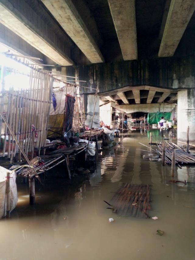 potatochees1's tweet photo. Juntas issued a warning again today for the squatters who reside in Shanchaung village, HlaingTharYar tsp, Yangon, to move out within 3 days, and threatened that if the squatters do not move, they are going to demolish. #WhatsHappeningInMyanmar #Oct22Coup https://t.co/u4o5FMefXT