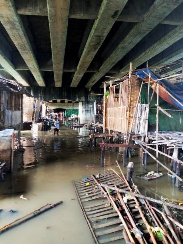 potatochees1's tweet photo. Juntas issued a warning again today for the squatters who reside in Shanchaung village, HlaingTharYar tsp, Yangon, to move out within 3 days, and threatened that if the squatters do not move, they are going to demolish. #WhatsHappeningInMyanmar #Oct22Coup https://t.co/u4o5FMefXT