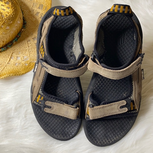 Amyrose025's tweet photo. So good I had to share! Check out all the items I'm loving on @Poshmarkapp #poshmark #fashion #style #shopmycloset #teva #thenorthface #columbia: https://t.co/xEb8g6TVmX https://t.co/mdL6Ywyjgx
