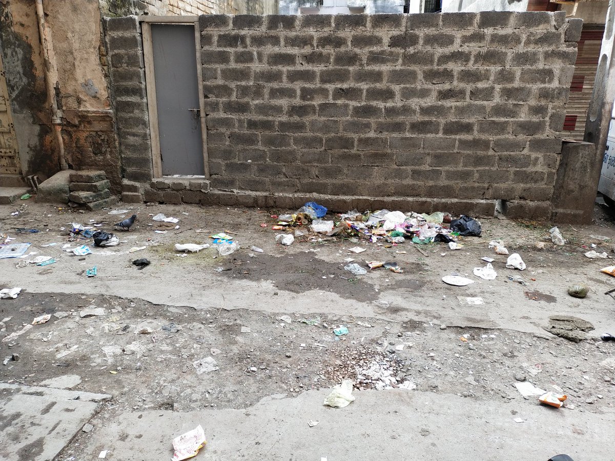 KacharaGulzar's tweet photo. @JuMC_Complaints સિટી ના વચ્ચે આવેલ નવા નાગરવાડા સેરી નંબર 2 માં ગંદકી ના ઢગલા સફાઈ કર્મચારી દ્વારા જ કરવા માં આવે છે અને સાફ પણ કરતા નથી તો ધ્યાન આપશો એવી વિનંતી. https://t.co/5wwixAh83R