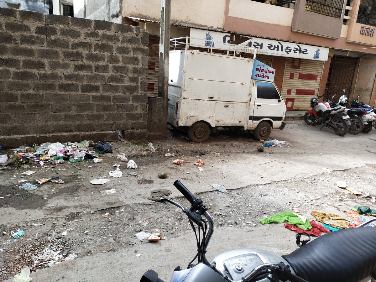 KacharaGulzar's tweet photo. @JuMC_Complaints સિટી ના વચ્ચે આવેલ નવા નાગરવાડા સેરી નંબર 2 માં ગંદકી ના ઢગલા સફાઈ કર્મચારી દ્વારા જ કરવા માં આવે છે અને સાફ પણ કરતા નથી તો ધ્યાન આપશો એવી વિનંતી. https://t.co/5wwixAh83R