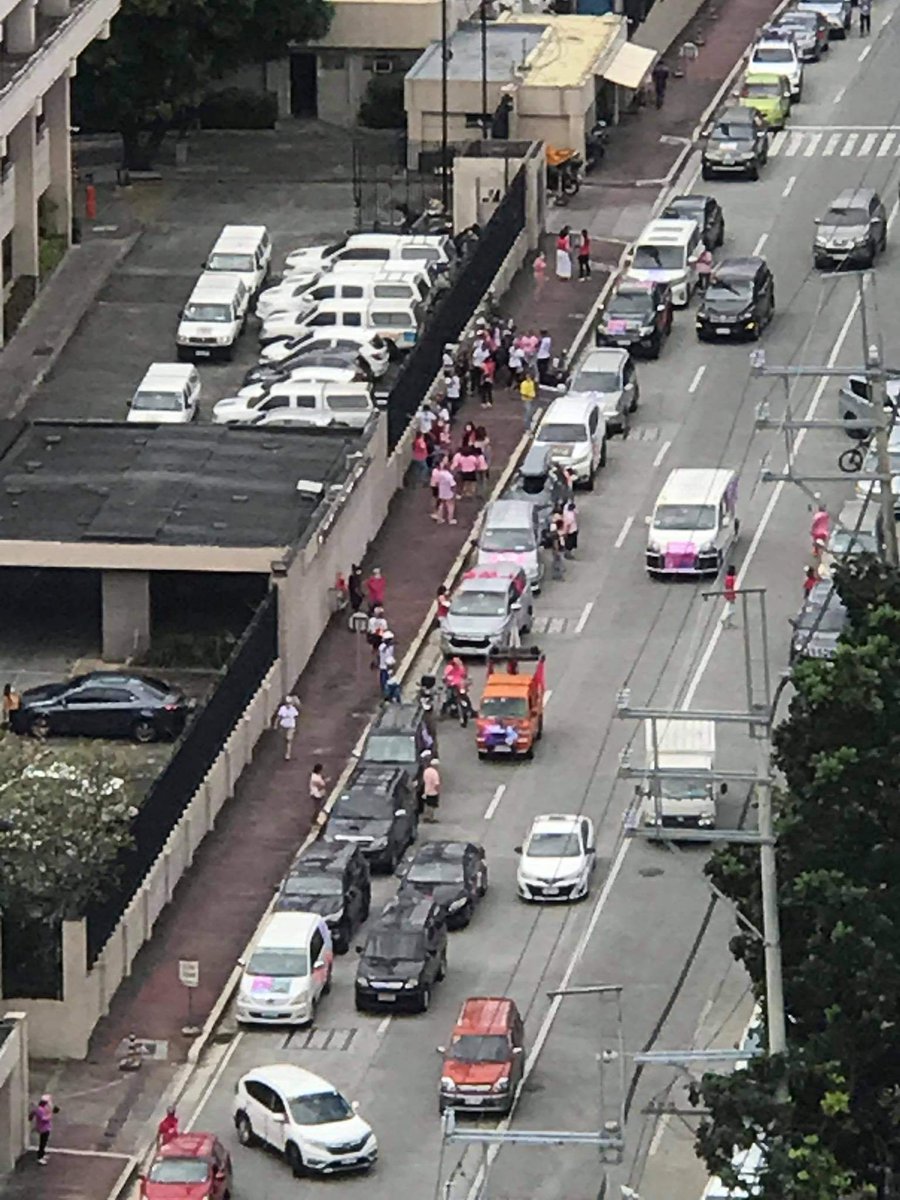 PinoyAkoBlog's tweet photo. ABS-CBN entrance! #kakamPink https://t.co/fJa6wLDjq9