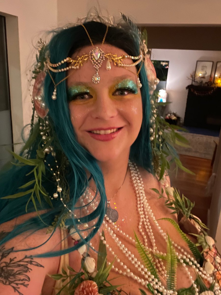 se_kar's tweet photo. First run at mermaid costume/look!!!! Going to a Halloween party, fun!! #Halloween #Mermaid #Merlife #FinFolk #Mermaids #Costume #CostumeParty #Glitter https://t.co/Q2AqmkWbip