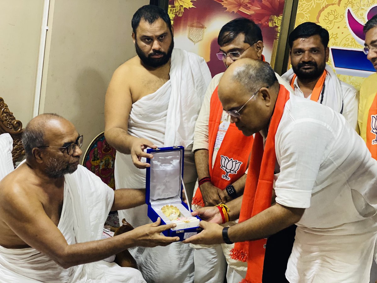 kaushaljoshibjp's tweet photo. हम सबके मार्गदर्शक आदरणीय संगठन महामंत्री श्री @ratnakar273 जी प्रशिक्षण वर्ग हेतु शंखेश्वर पधारे तब पार्श्व पद्मावती जैन संस्थामें पुज्य लेखेन्द्रवीजयजी महाराज साहेब के दर्शन कीये और आशीर्वाद प्राप्त कीया @BJP4Gujarat https://t.co/LXcEmEsYuV