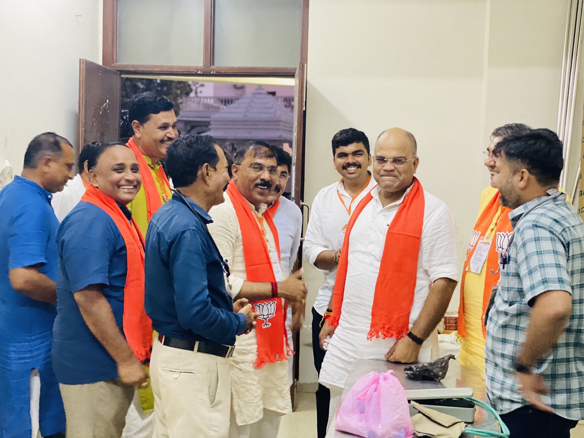 kaushaljoshibjp's tweet photo. हम सबके मार्गदर्शक आदरणीय संगठन महामंत्री श्री @ratnakar273 जी प्रशिक्षण वर्ग हेतु शंखेश्वर पधारे तब पार्श्व पद्मावती जैन संस्थामें पुज्य लेखेन्द्रवीजयजी महाराज साहेब के दर्शन कीये और आशीर्वाद प्राप्त कीया @BJP4Gujarat https://t.co/LXcEmEsYuV