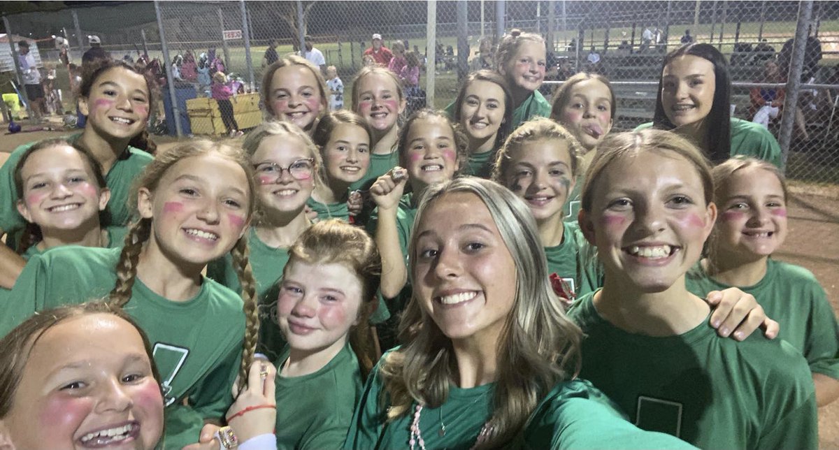 BoeParr's tweet photo. 12U Champions!! Go Foxes!! #werehavingfun @BayliParr @AllisonKenli @josiesum12 @Msweeney_28 https://t.co/LlHq3y57DN