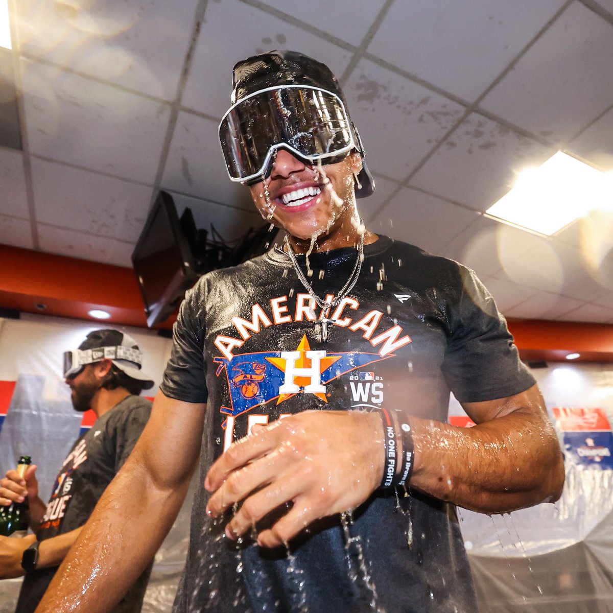 LosAstros's tweet photo. 🍾🍾🍾

#PorLaH  | #Postseason https://t.co/dPTvariltd
