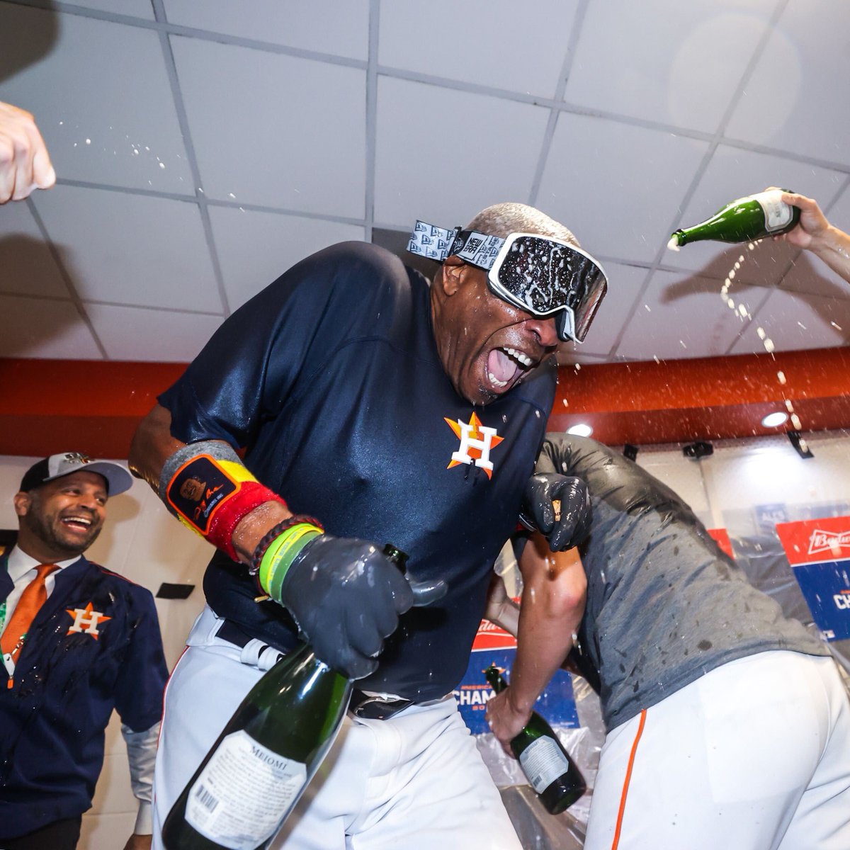 LosAstros's tweet photo. 🍾🍾🍾

#PorLaH  | #Postseason https://t.co/dPTvariltd