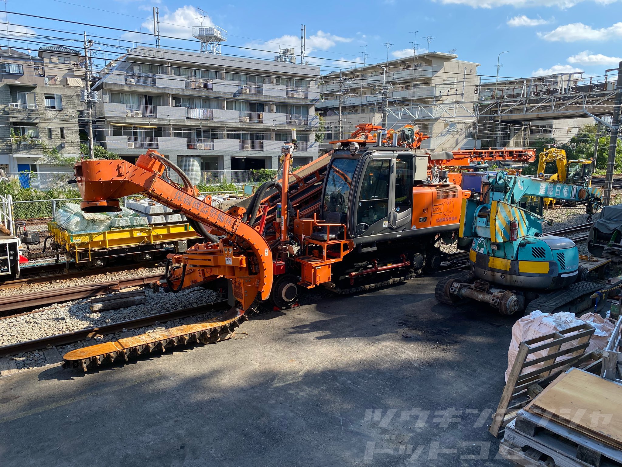 通勤電車ドットコム 話題 線路を守る重機たち 山手線の工事が話題ですが そこで保線用重機の話でも 何とも不思議な形状の ユンボベースの大型軌陸重機 軌陸型道床掘削作業機という重機で 愛称は もも太郎 というとか 一度動いている姿を見て