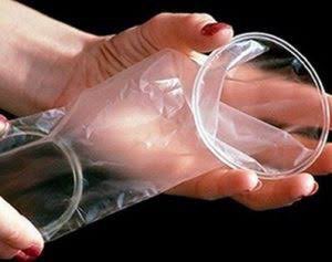 Es fácil de introducirlo en la vagina; el condón femenino o interno se adapta perfectamente y cubre las paredes de la vagina, permitiendo que el pene se mueva libremente dentro del condón durante las relaciones sexuales.