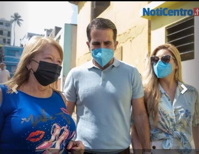Manolitooo11's tweet photo. Un verdadero lider no se olvida de la gente . @ricardorossello
 y @beatrizrossello
 visitaron hoy, la comunidad La Perla, dando seguimiento a la obra social y circunstancias en dicha comunidad. https://t.co/bo98ayq8qX