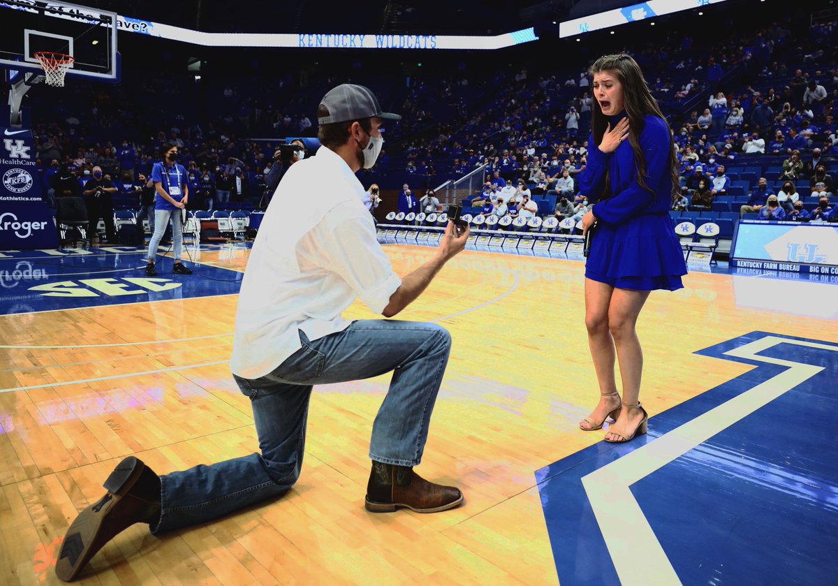 UKAthletics's tweet photo. Love is in the air tonight at @rupp_arena... #BBN, please help us in congratulating tonight's @kentuckymbb national anthem singer, Sydney, and her FIANCÉ, Jacob, on the beginning of their forever🤍
#gotcats x #proposal https://t.co/5eAAmIAQDc