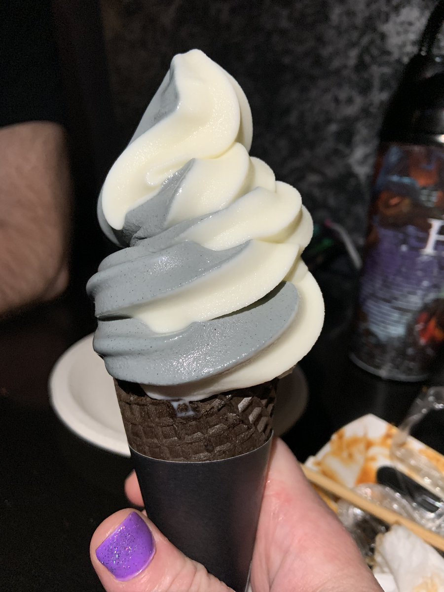 IsItOctoberYet's tweet image. Our night so far at #HHN30. Plus 4 houses down, and we made it thru Icons without using our express so we get another shot at it later. #foodies #halloween @HorrorNightsORL