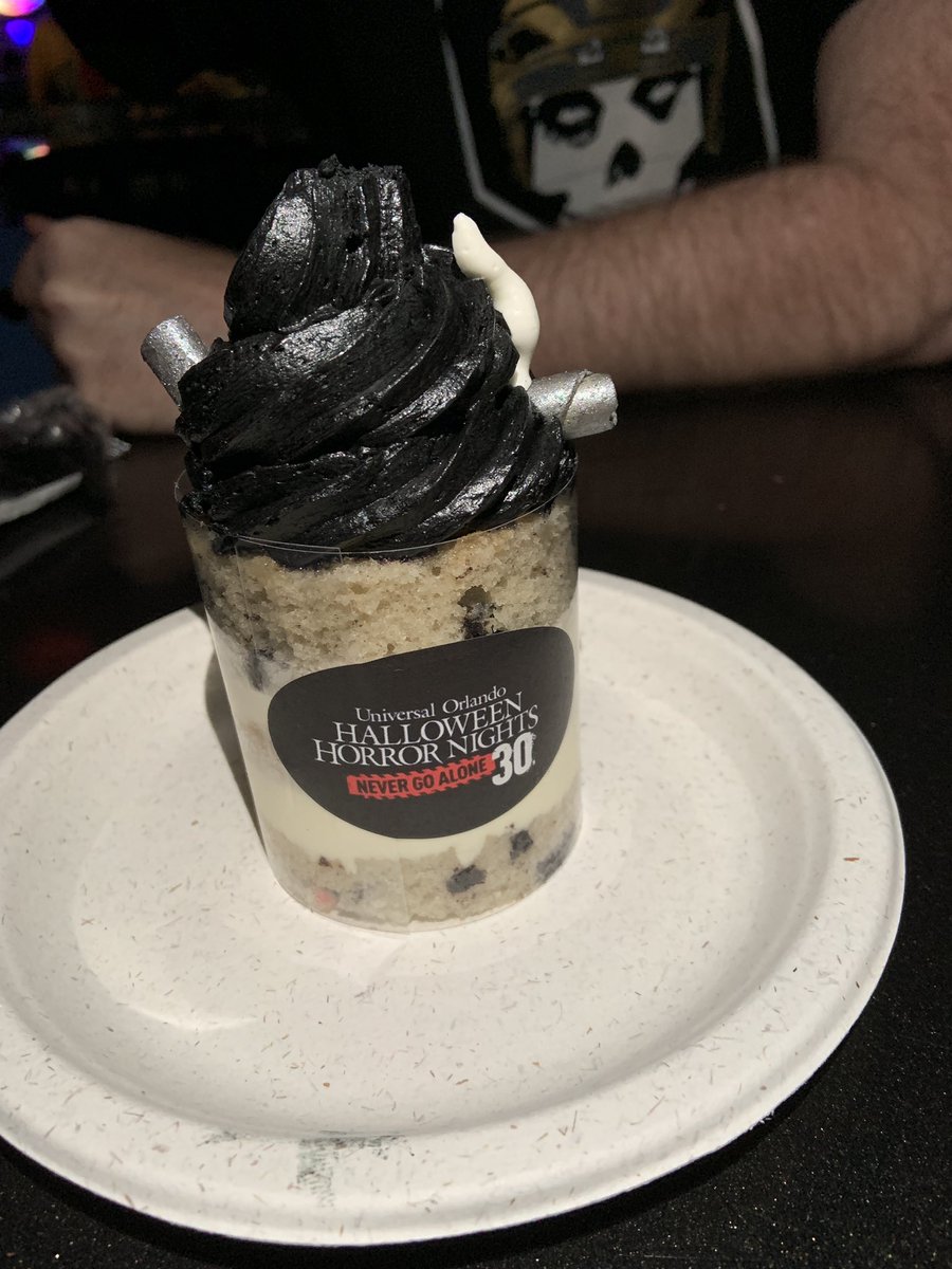 IsItOctoberYet's tweet image. Our night so far at #HHN30. Plus 4 houses down, and we made it thru Icons without using our express so we get another shot at it later. #foodies #halloween @HorrorNightsORL