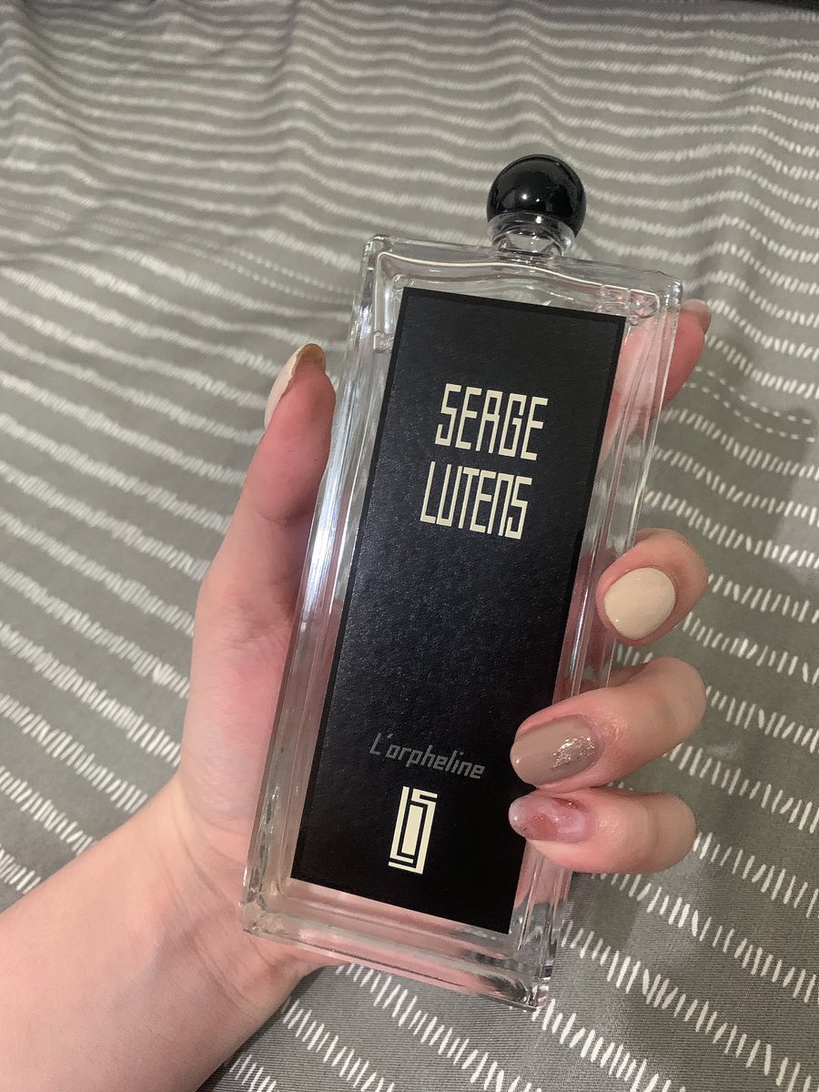 SEAGE LUTENS—L’Orpheline
盧丹氏—孤女

雖然叫孤女，但其實是中性香，是一種清新淡然的味道，聞到後面有淡淡的焚香，給我的畫面像是一間古老蒙塵的圖書室，神秘、韻味、古老、有距離感、腹有詩書氣自華的感覺，一般的女孩、男孩穿不太起來，可能你常被人說臉臭、距離感就挺適合的吧！ https://t.co/801TGwfHt0