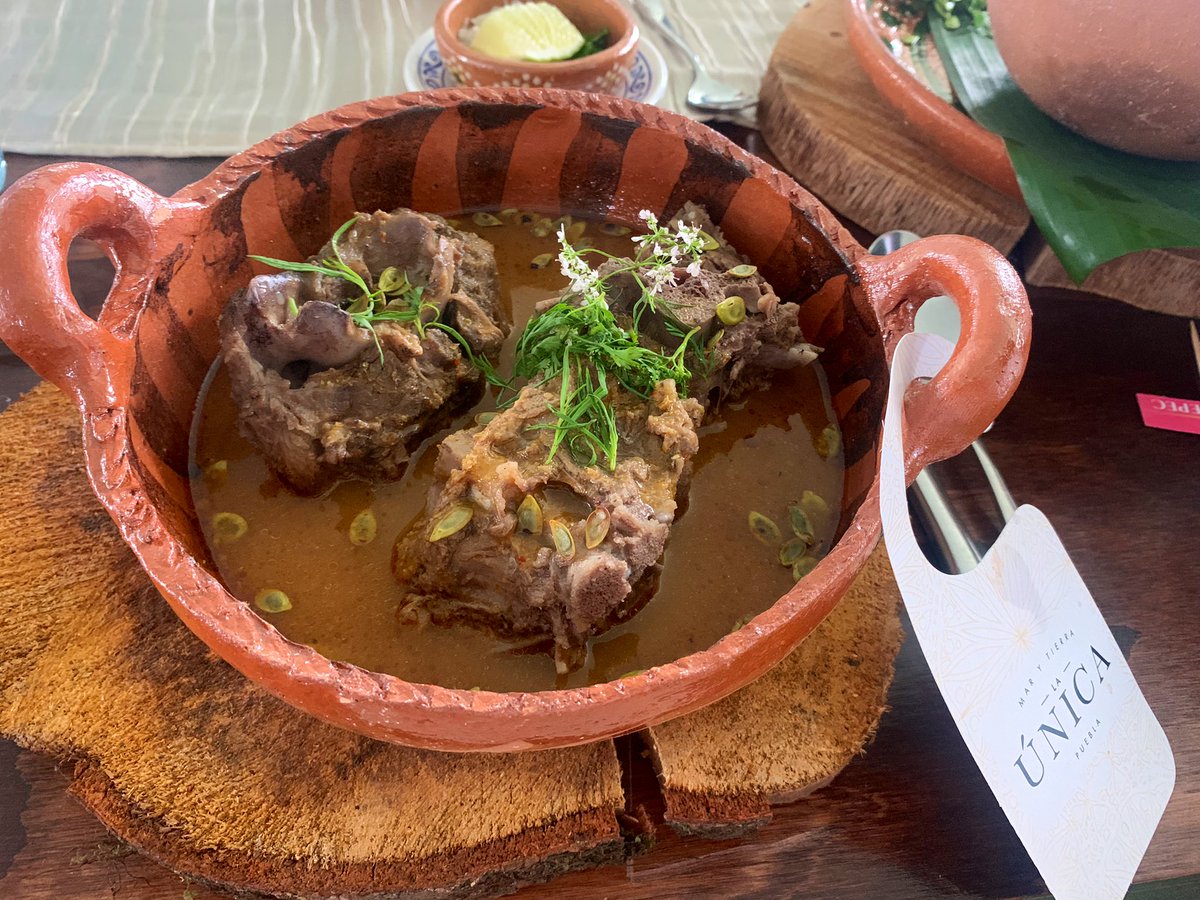 Inicia otra temporada grande de la Gastronomía Poblana, a disfrutar hasta finales de noviembre del Mole de Caderas, un tradicional platillo de la Mixteca.
Gracias a <a href="/OlgaMendezMex/">Olga Méndez</a> por la invitación a la comida de arranque.
Que sea una gran temporada para el sector restaurantero.