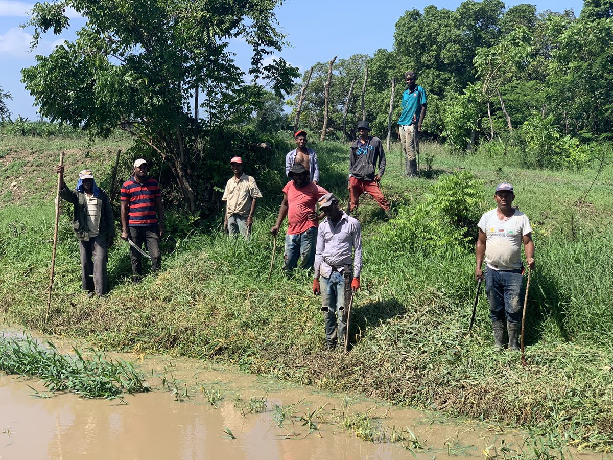 joseluissoto_'s tweet photo. Aprovecho por esta vía para darles gracias infinita a nuestro presidente @luisabinader y al Director del #INDHI @Olmedo_Caba por apoyarnos con dos brigadas temporales para la rehabilitación de nuestro canal de riego Rinconsito Macasia.23klm
#EstamosCumpliendo
@raquelarbaje https://t.co/3eacFyi5qs