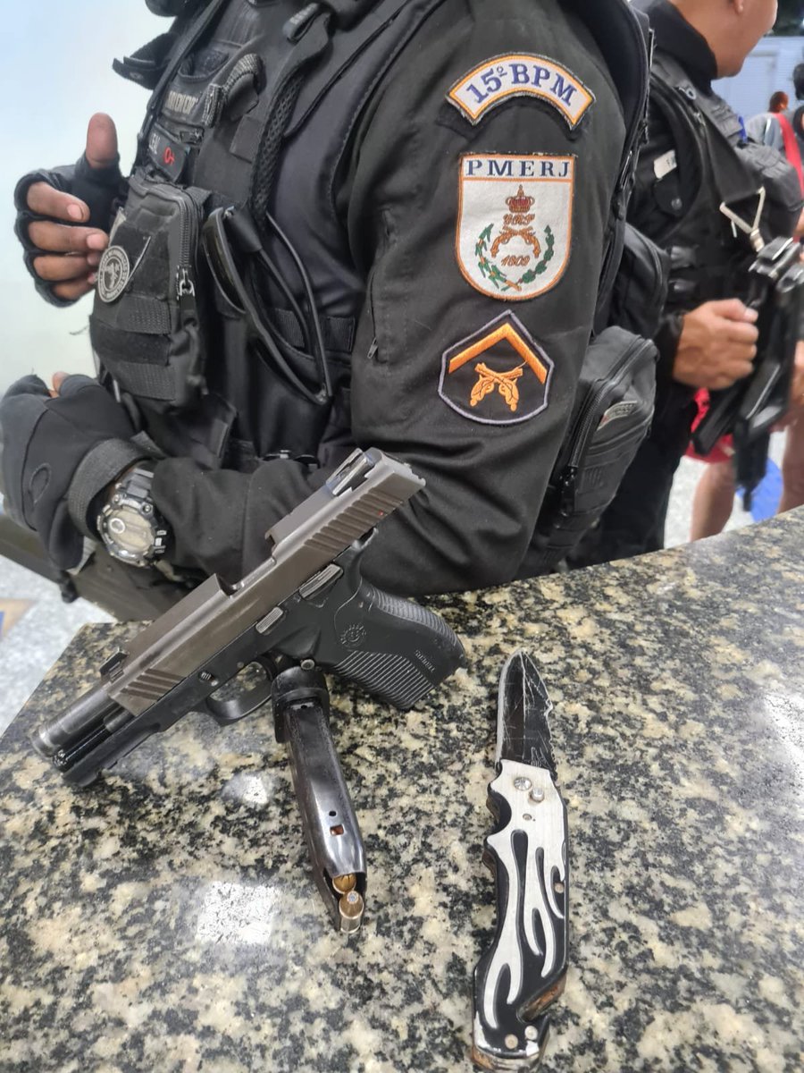 PMERJ's tweet photo. Dois criminosos foram presos depois de tentarem roubar um veículo de aplicativo na Avenida São Vicente com Rodovia Washington Luíz, em Parque Duque - #DuqueDeCaxias, na Baixada Fluminense. Com eles, uma #Pistola e um #Punhal foram apreendidos. A ocorrência está em andamento. https://t.co/372MmqwJFC