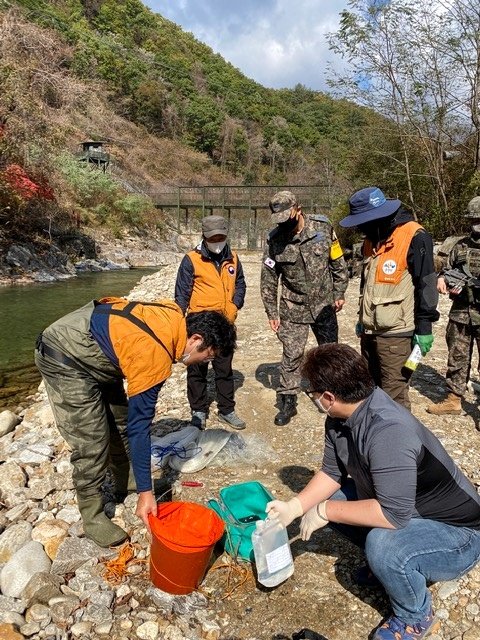 UN_Command's tweet photo. After a #COVID social distancing hiatus, #UNC🇺🇳 personnel resumed #PeaceZoneInitiative surveys inside the #DMZ. This week, they traveled across areas all the way from Inje to Goseong with colleagues from the National Institute of Ecology🇰🇷. https://t.co/sggRnt4nmx