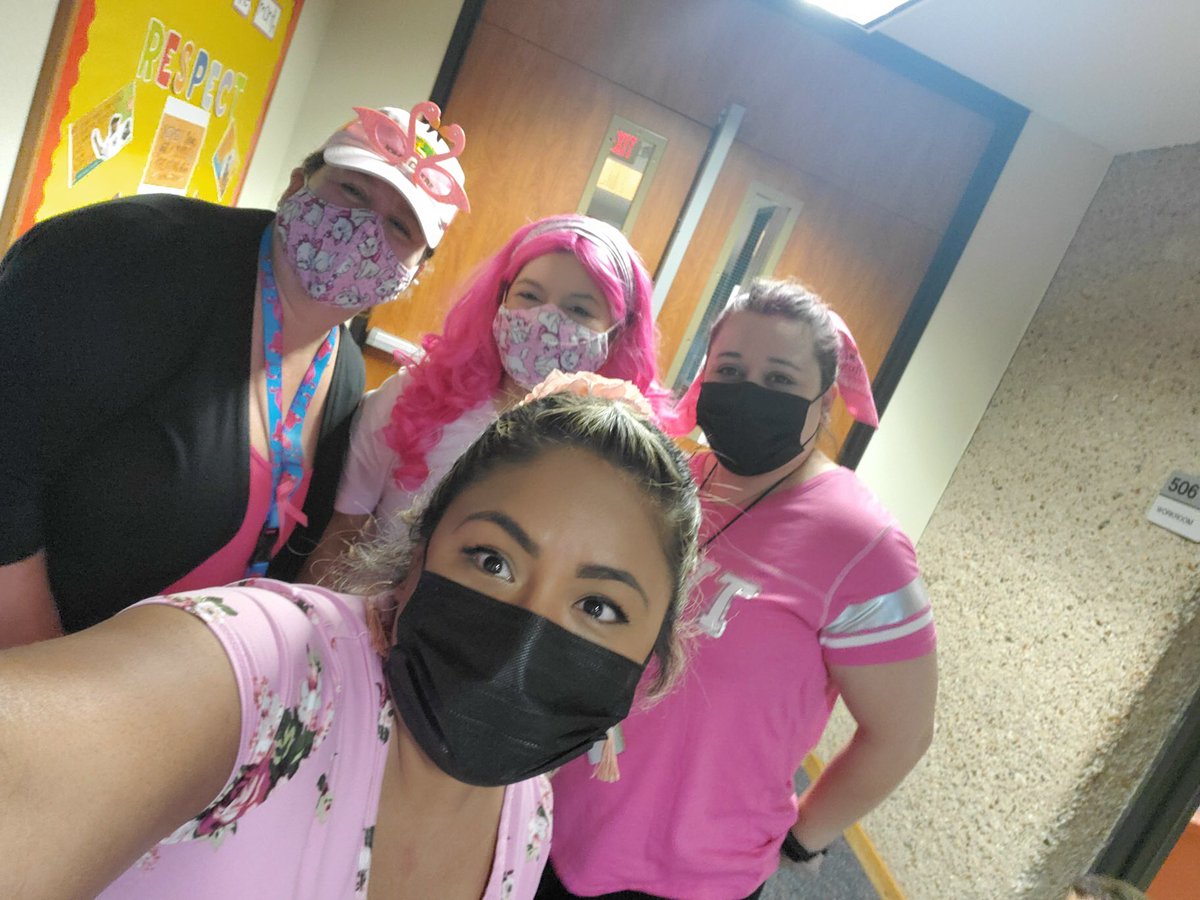 KarinaB15435636's tweet photo. @LiestmanES Chipmunk Staff went all out with our Pink! #BreastCancerAwarenessMonth @AliefISD @MrWagnerNE https://t.co/pAaPSMc3vV