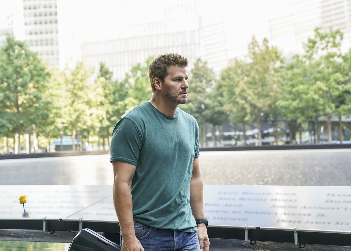 SEALTeamWriters's tweet photo. Bravo's walk down memory lane begins now. #SEALTeam #NineTen https://t.co/kjXuUQ5YAf