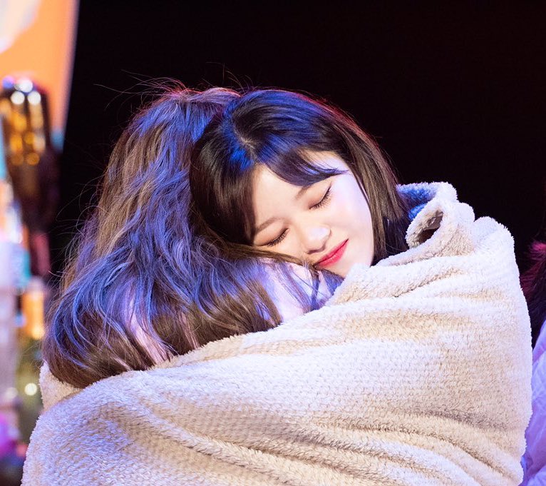 wheenie's tweet photo. mundinho sana abraçando a jeongyeon como se ela fosse voar pra longe br https://t.co/5vwMEzJn7c