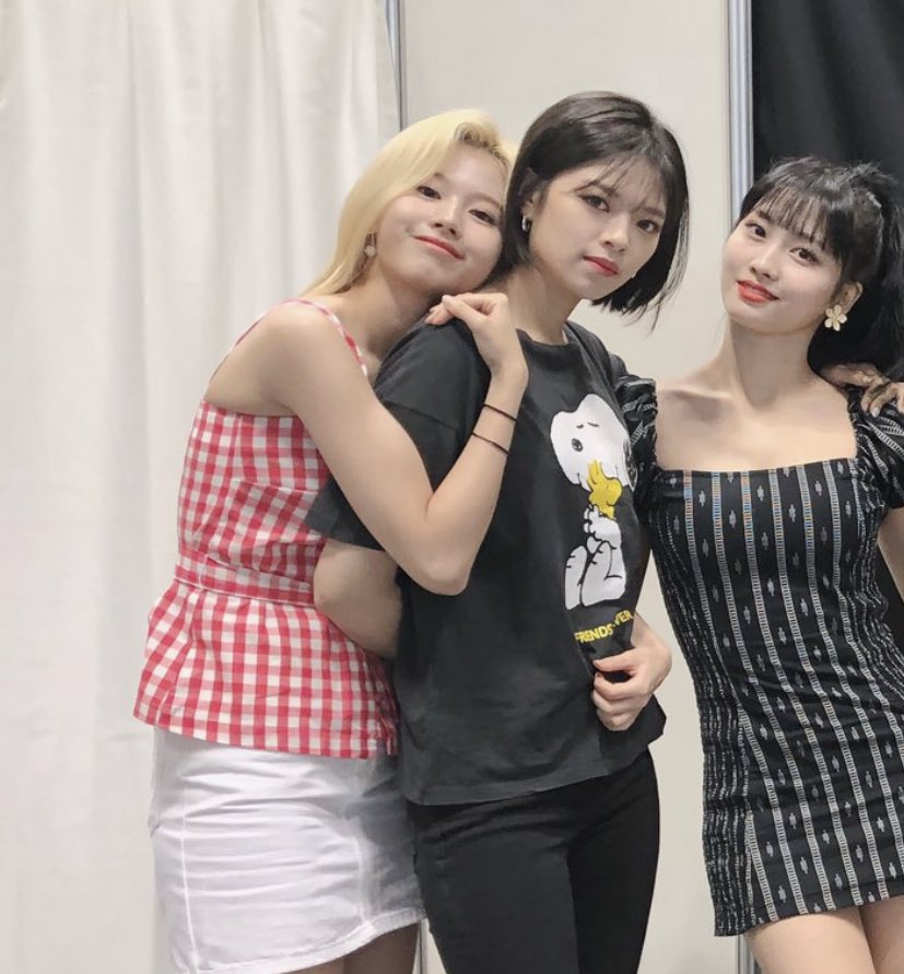 wheenie's tweet photo. mundinho sana abraçando a jeongyeon como se ela fosse voar pra longe br https://t.co/5vwMEzJn7c