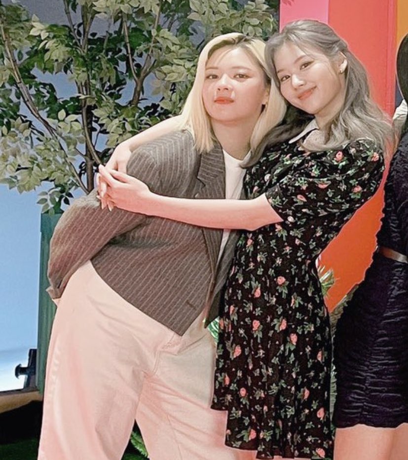 wheenie's tweet photo. mundinho sana abraçando a jeongyeon como se ela fosse voar pra longe br https://t.co/5vwMEzJn7c