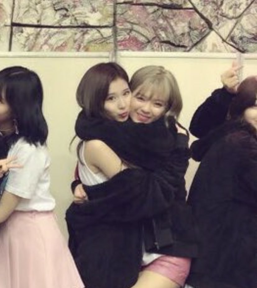 wheenie's tweet photo. mundinho sana abraçando a jeongyeon como se ela fosse voar pra longe br https://t.co/5vwMEzJn7c