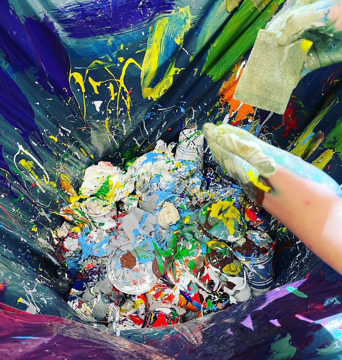 LAQMusic's tweet photo. Halloween Window Painting: The Aftermath! 
.
.
.
#MPSDK8 #arteducation #arted #messymessy @artosaurus_rex https://t.co/zu6tLKQGnY