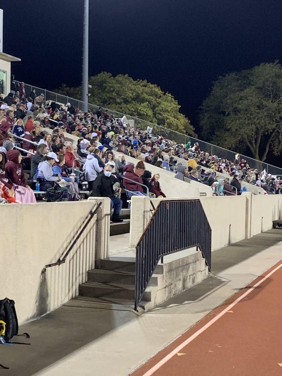 tkwapnioski's tweet photo. At the half the ⁦@DiscovererWay⁩ ⁦@DiscovererFB⁩ tied with ⁦@NPHSBulldogsFB⁩ 21-21.  #AnchorUp #SailsOut #SecondHalf ⁦@CTelegramSports⁩ ⁦@stuOWH⁩ ⁦@nsaaevents⁩ https://t.co/JbE4zrRlYe