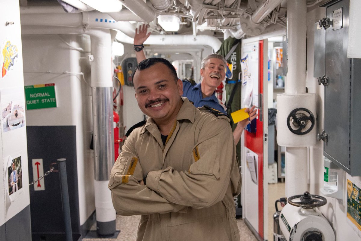 Goalielisten's tweet photo. Members of @HMCSWinnipeg crew always brings a smile to your day!😀Happy Friday to everyone😉
#Onewiththestrengthofmany
Les membres de l'équipage du @HMCSWinnipeg vous apportent toujours un sourire à votre journée !😀Bon vendredi à tous😉
#Unaveclaforcedeplusieurs https://t.co/cJ3eiXNQsM