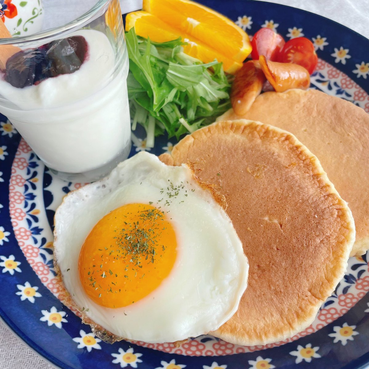365breakfast's tweet photo. 🍽本日のワンプレート
☑︎ホットケーキ
☑︎サラダ
☑︎目玉焼き
☑︎ウインナー
☑︎ネーブルオレンジ
☑︎カフェインレスカフェオレ
☑︎ヨーグルト
#朝食 #朝ごはん #ワンプレート朝食
#Twitter家庭料理部 https://t.co/bHsgxehtxE