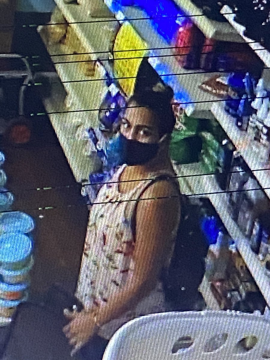 ⚠️⚠️Me robaron mi compu!!! Por fa si alguien conoce a estas personas o les ofrecen una computadora HP color negra con dos postales como las de la foto les agradezco cualquier información! Ahí tengo toda la información de la U 🙏🏼⚠️⚠️