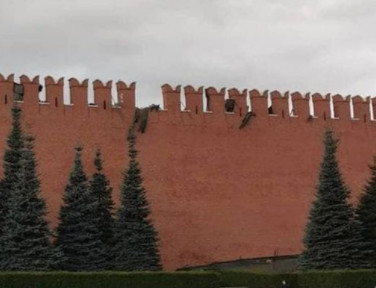 Зубец кремлевской. Зубцы кремлевской стены. Стена Кремля зубцы. Мерлон на кремлевской стене. Стена с зубцами.