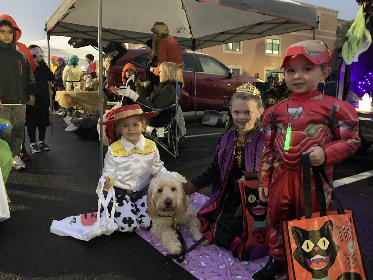 MECC_Counselor2's tweet photo. Shiner had an AMAZING time at Trunk of Treat! As usual he was the #MVP of the event! #MostValuablePup #Shinerlove #trunkortreat π πΎ π» @MeccPto @MrsBly_MECC @MasonSchools https://t.co/bbfmZk32Yw