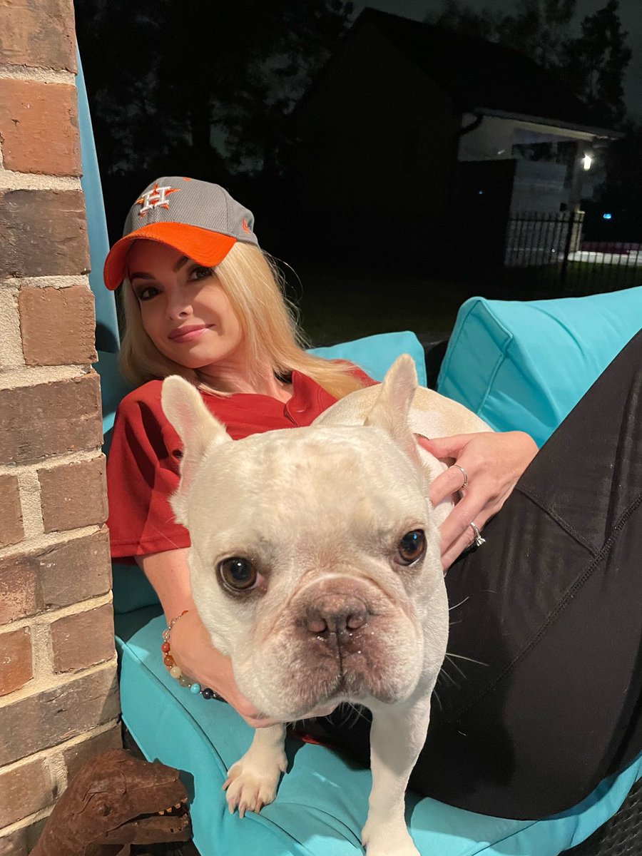 latte_bella's tweet photo. Watching those #HoustonAstros with the Momma and Daddy persons
#fortheh #AstrosTwitter #houstonvsboston #beatthesox https://t.co/POfzQgwfph