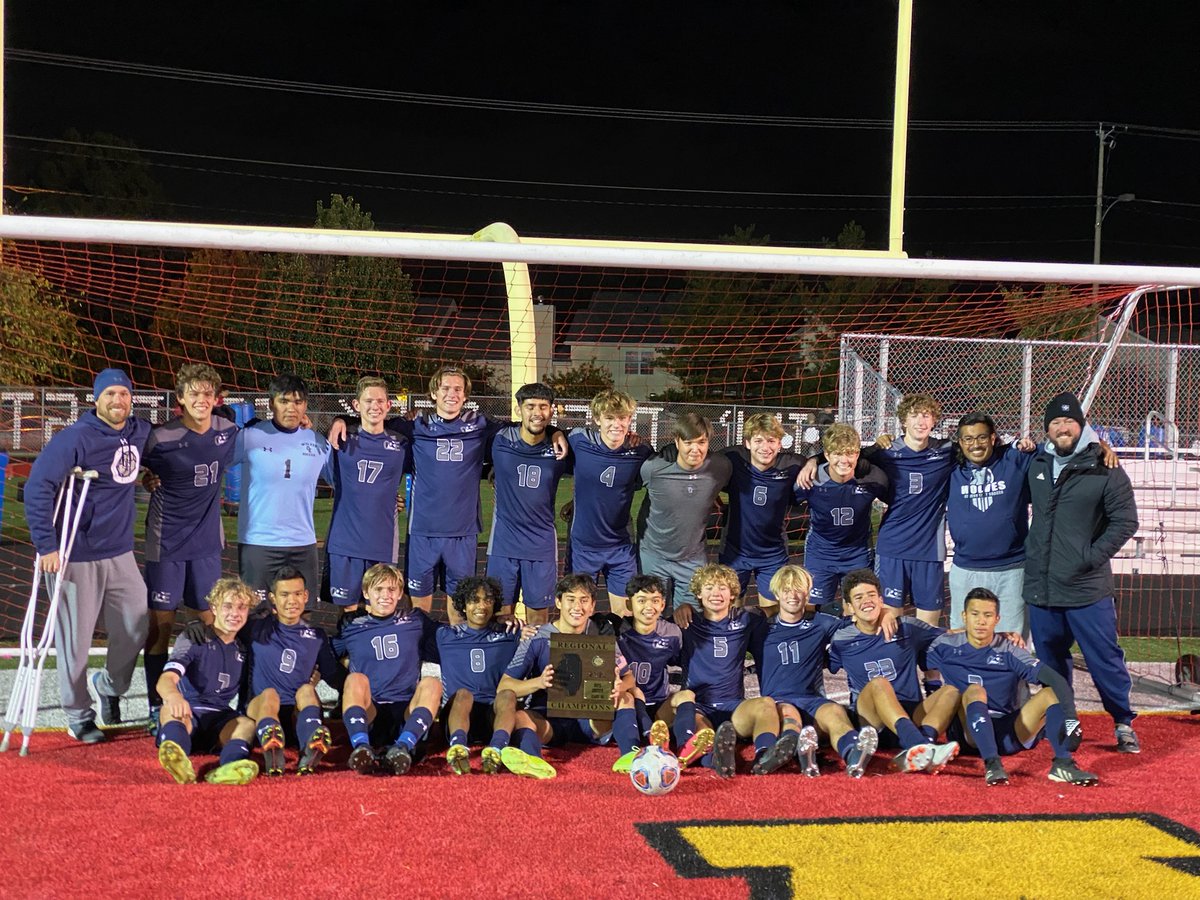 OEwolvessoccer's tweet photo. Oswego East boys soccer wins there first Regional championship in school history 5-1 over Metea Valley!  Such an amazing win for a great group of young men! 🏆 @ChilandSoccer @jwelge96 https://t.co/A6h64lJexl