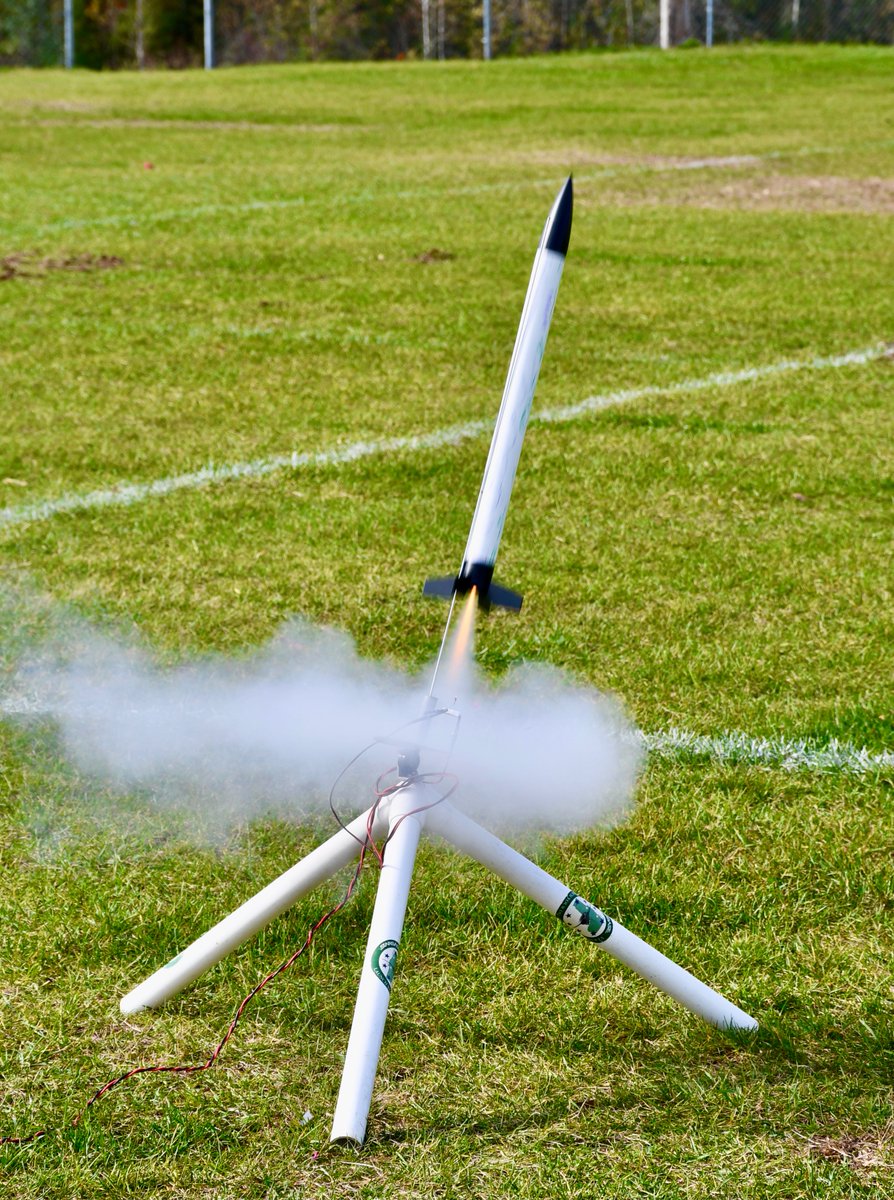 PrincipalChrisD's tweet photo. It was rocket launch day for our fifth grade STARBASE students. Eighty rockets launched. Eighty smiles achieved. @MissisquoiSD @SwantonSchool @vtprincipals @VTEducation @ThisIsVTed #STEM  @Readwritevt #STARBASEVT @STARBASE @Educate4ward @VTPBIS @JustinaJennett @JulieRegimbal https://t.co/8doRda92JV
