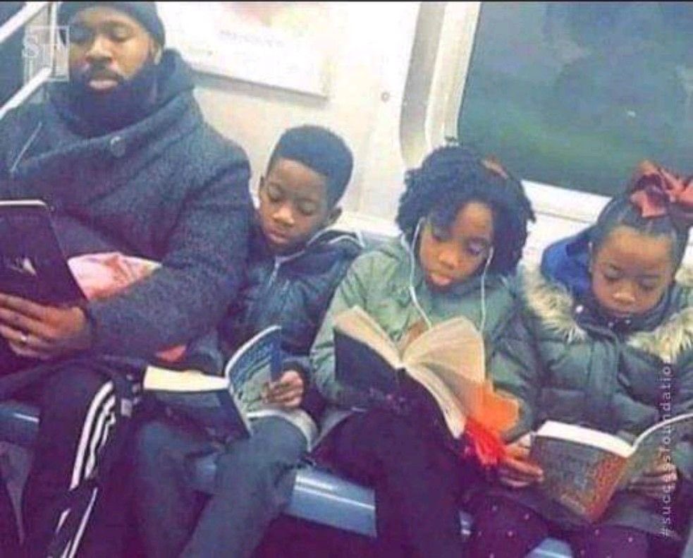 AlegriaCrespo's tweet photo. Sin celulares. La fuerza de un padre que lee y enseña a a sus hijos a aprender a través de los libros #lectura https://t.co/Hdnwy8L2M5