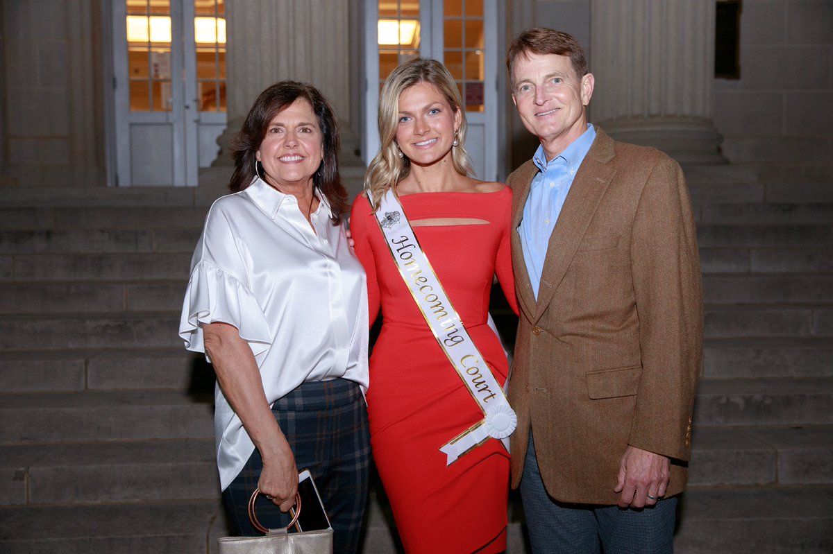 UofAlabama's tweet image. #TodayAtUA, we announced our 2021 Homecoming Queen! 👑 Congrats to McLean Moore!! 👏 More about this year's queen → bit.ly/3njwHcu 👑 #RollTide