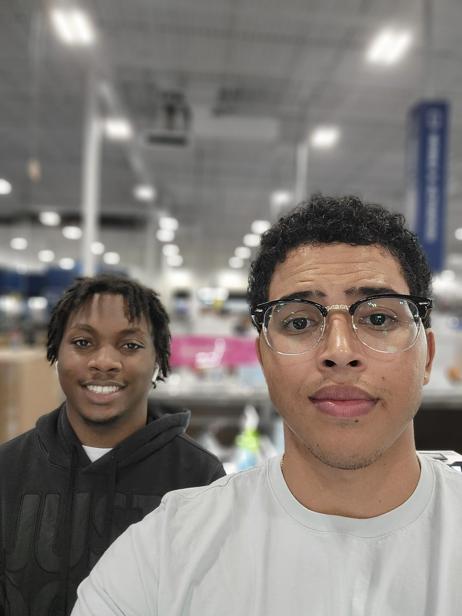 milesabovetech's tweet photo. iPhone 13 pro max vs. Galaxy S21 ultra vs. Pixel 6 pro Front camera portrait mode test. The iPhone kept failing to focus on my friend in portrait mode https://t.co/LU7f0BzE92
