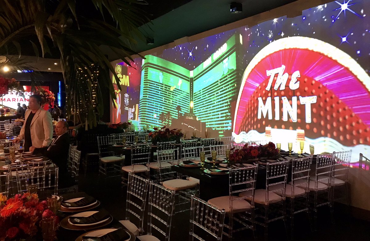 kkauelima's tweet image. #meninasde15 #videomapping #ledmapping