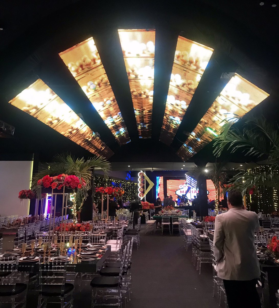 kkauelima's tweet image. #meninasde15 #videomapping #ledmapping